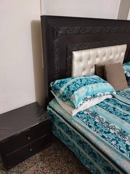 selling my used but new style bed set without matress 4