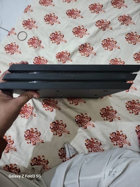 ps4 pro 1tb with 2 orignal controllers 5