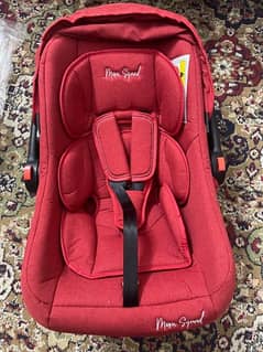 brand new momsquad car seat. . never used