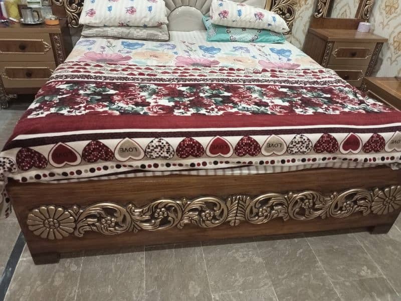 Brand new condition shesham wood bed, side table, dressing table set. 8