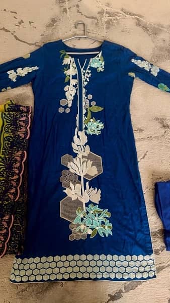 3pc suit size meduim Embroidered in middle 1