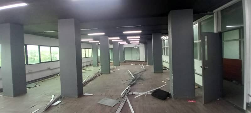 4000 sq ft office main shahrah e faisal near Hotel Farhan ready to move condition 2