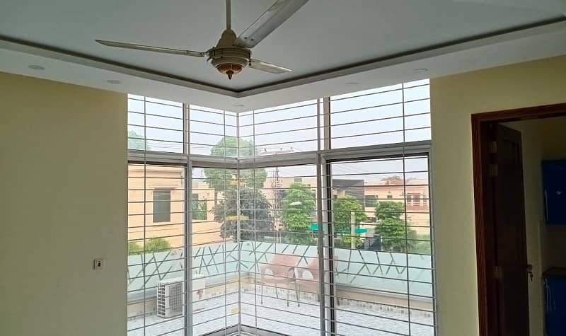 1 kanal beautiful Upper portion available for Rent In DHA separate Gate & Double terrace 2