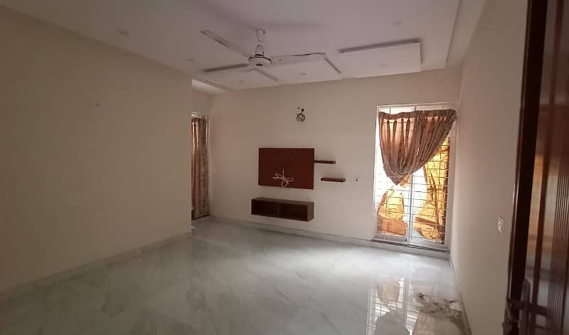 1 kanal beautiful Upper portion available for Rent In DHA separate Gate & Double terrace 4