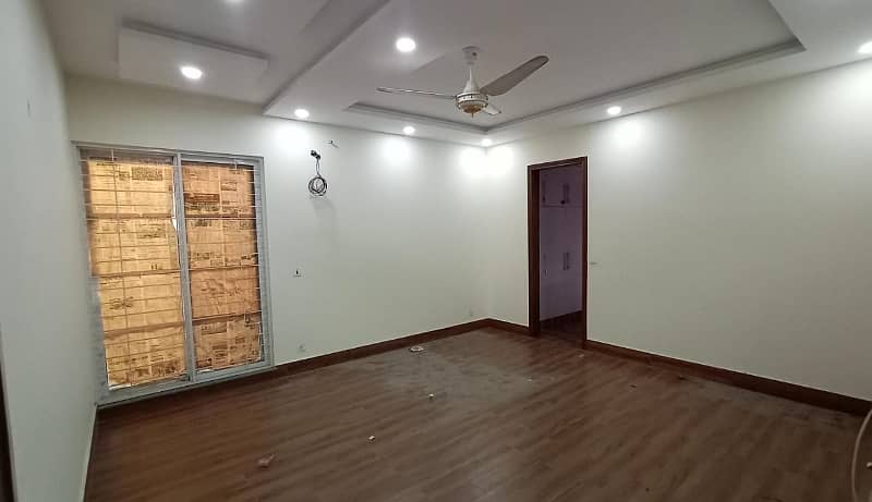 1 kanal beautiful Upper portion available for Rent In DHA separate Gate & Double terrace 8
