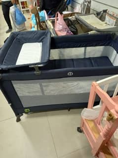 Baby foldable drop side cot