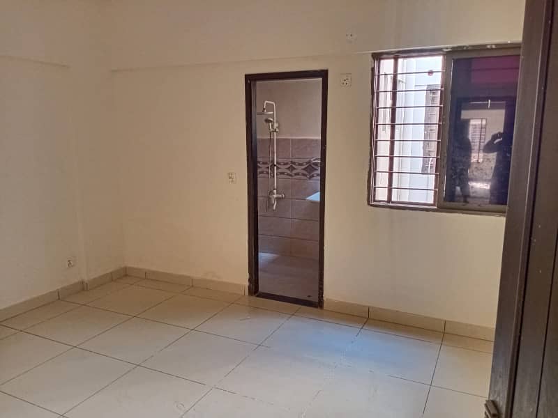 For Sale - 3 Bed DD (Corner) Flat, 2nd Floor (With Roof) In Kings Cottages Gulistan E Jauhar Block 7 Karachi 4