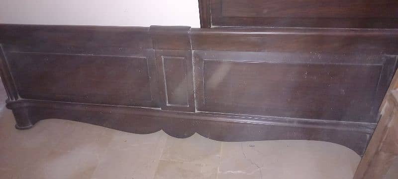 King size wooden bedroom set (without matress) in New condition 6