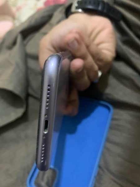 iphone 11/-64GB  with box minor back crack battery health 84% 6