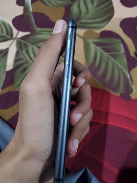Iphone 8.64GB Non PTA (BP)   colour black 3