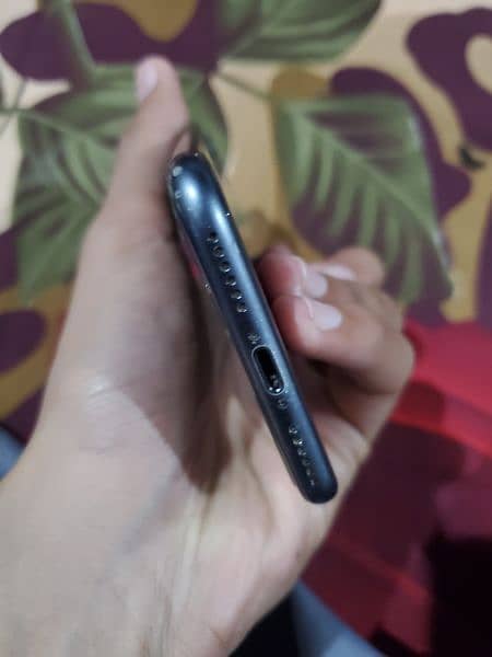 Iphone 8.64GB Non PTA (BP)   colour black 4