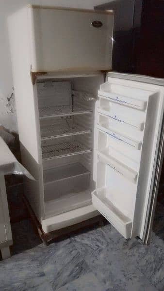Dawlance refrigerator running condition urgent sale 2