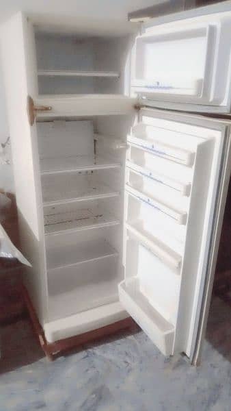 Dawlance refrigerator running condition urgent sale 4
