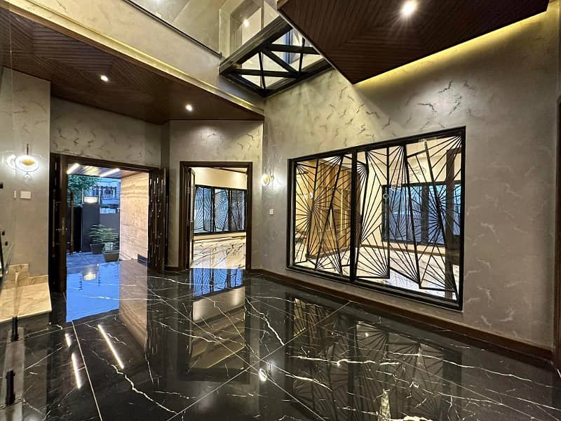 Step Inside This Jaw-dropping Modern Mansion With A Double-height Lobby 2