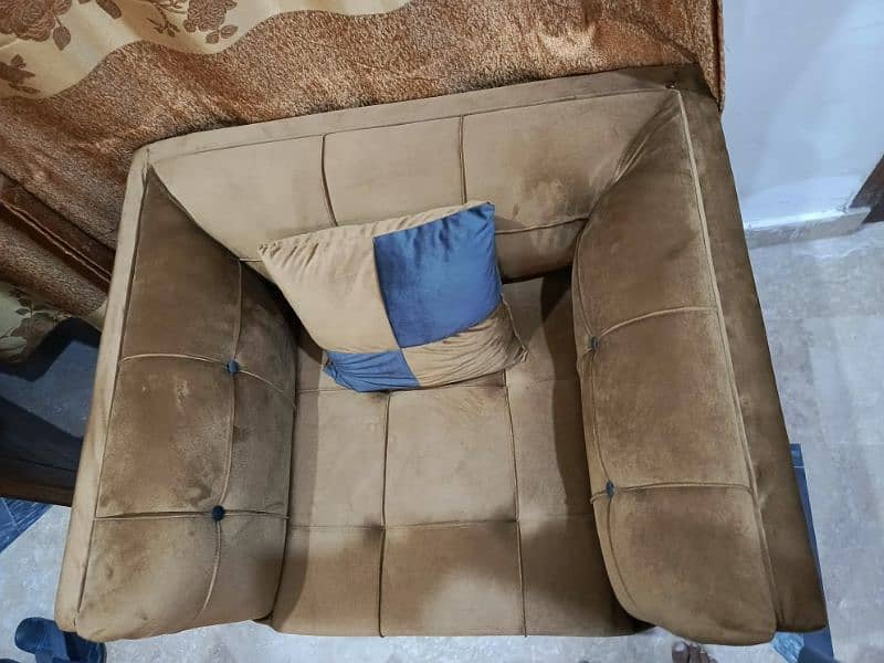 I HAVE SELL MY BRAND NEW  SOFA URGENTLY CONDITION 10/10 NEW 1