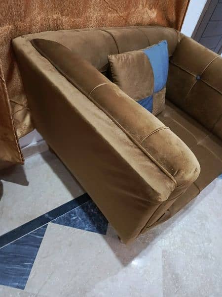 I HAVE SELL MY BRAND NEW  SOFA URGENTLY CONDITION 10/10 NEW 5