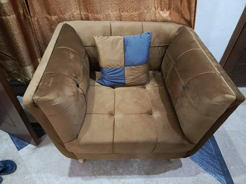 I HAVE SELL MY BRAND NEW  SOFA URGENTLY CONDITION 10/10 NEW 7