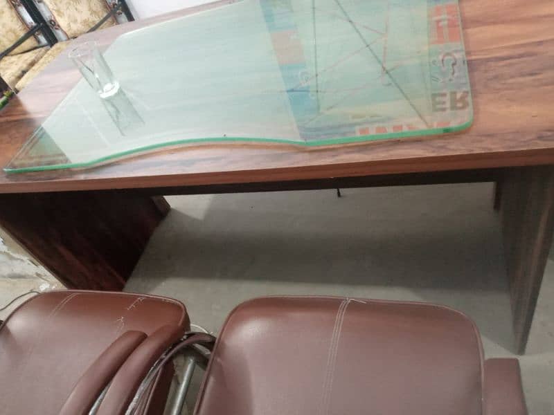 office big Table For Urgent Sale Table in 10/10 Condition 1