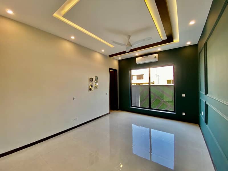 Outstanding 1 Kanal House Is Available For Rent In PHASE 6 DHA, Lahore. 3
