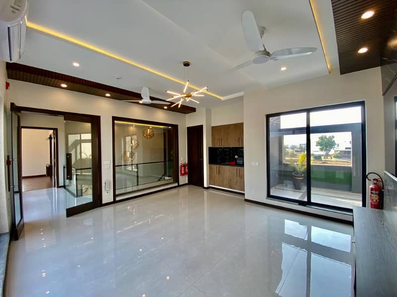 Outstanding 1 Kanal House Is Available For Rent In PHASE 6 DHA, Lahore. 22