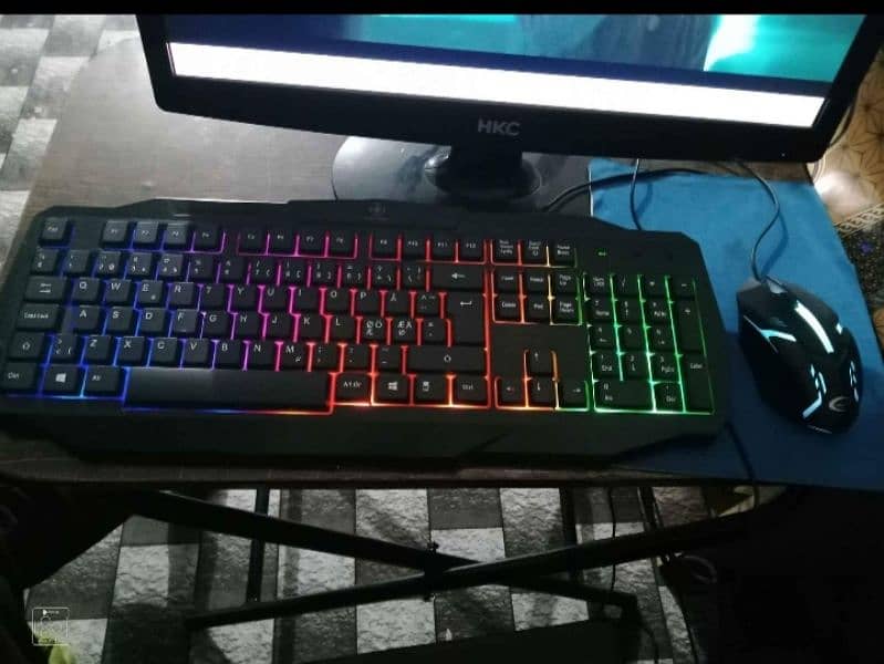 complete set-up with keyboard mouse 1