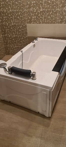 Jacuzzi/bath tub/bathroom 2
