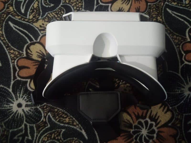 I am selling Shinecon 3D VR Glasses for Mobiles. 1
