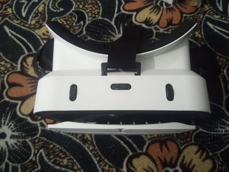I am selling Shinecon 3D VR Glasses for Mobiles. 2