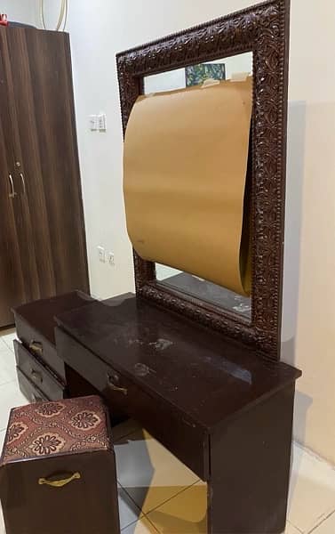 dressing table available 2