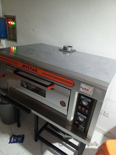 new pizza oven. only one month used condition 10/10 4