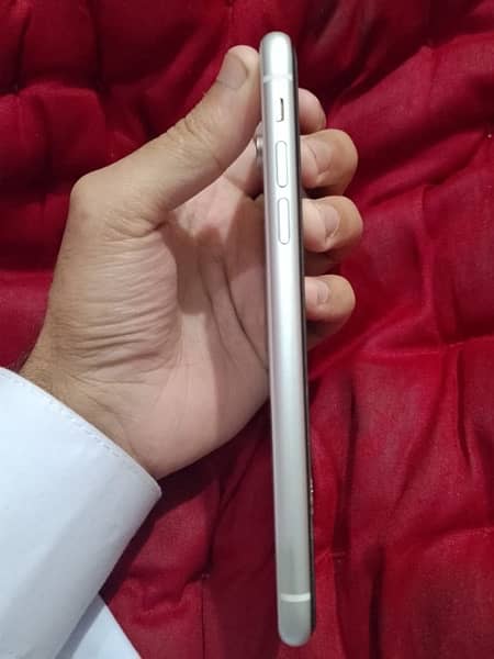 iPhone XR white Colour (10/10 Condition) Non-PTA 2