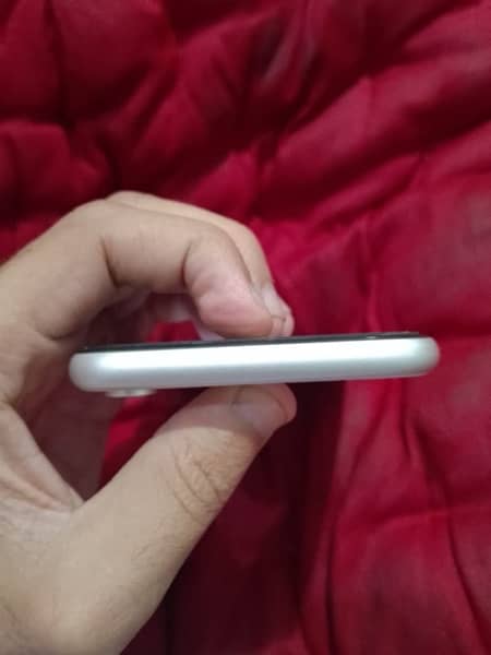 iPhone XR white Colour (10/10 Condition) Non-PTA 3