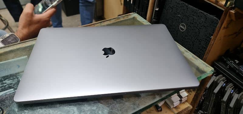 macbook pro 2019 screen 16 inch core i7 2.6 4