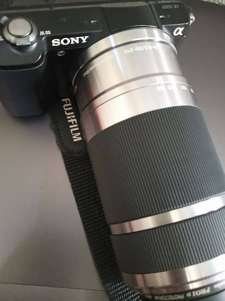 Sony E 55-210mm f/4.5-6.3 OSS Lens (Silver) 2