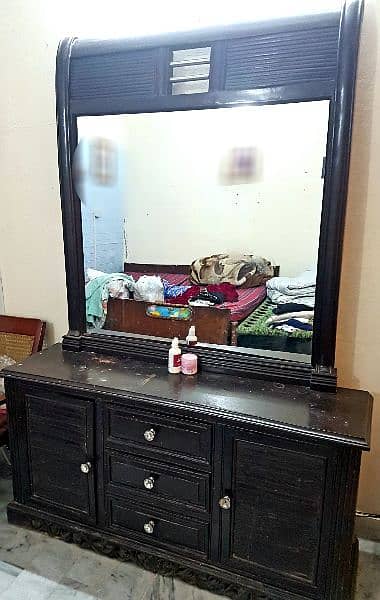 A good sized dressing table with drawers 0