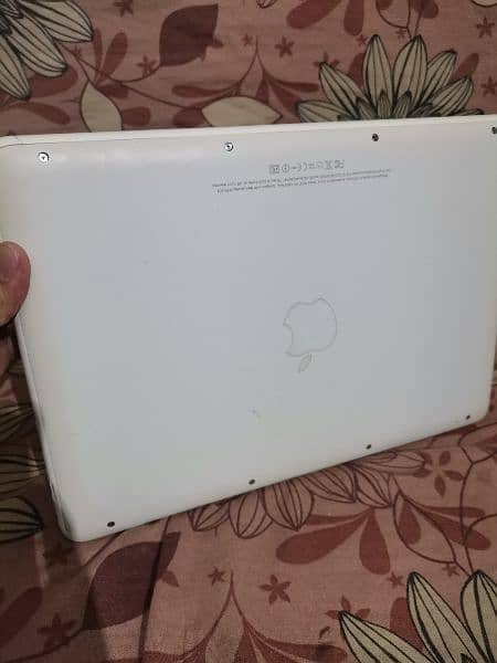 macbook 2010 clean condition 9