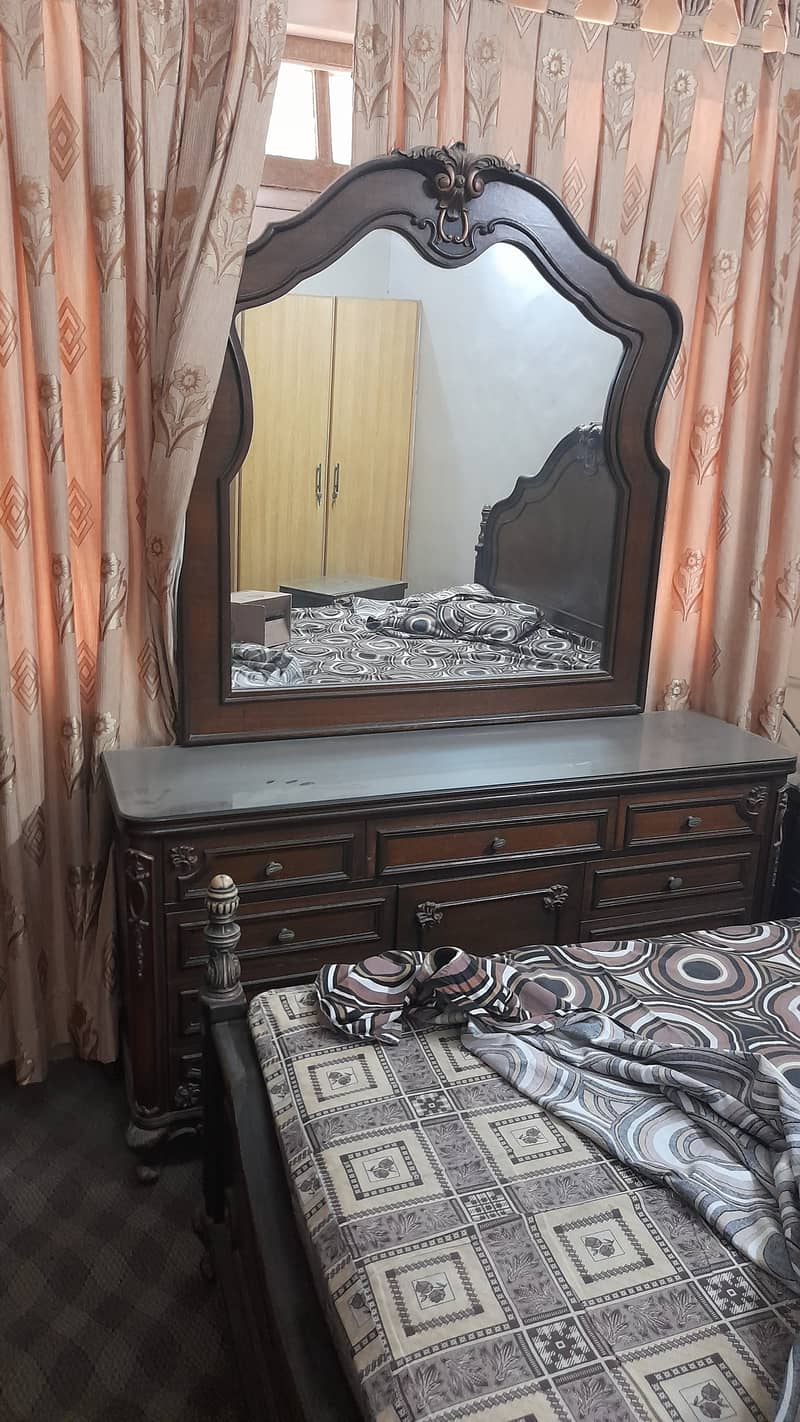 Bed Room Set Used (Complete with Wardrode, Dressing Table & Divider) 2