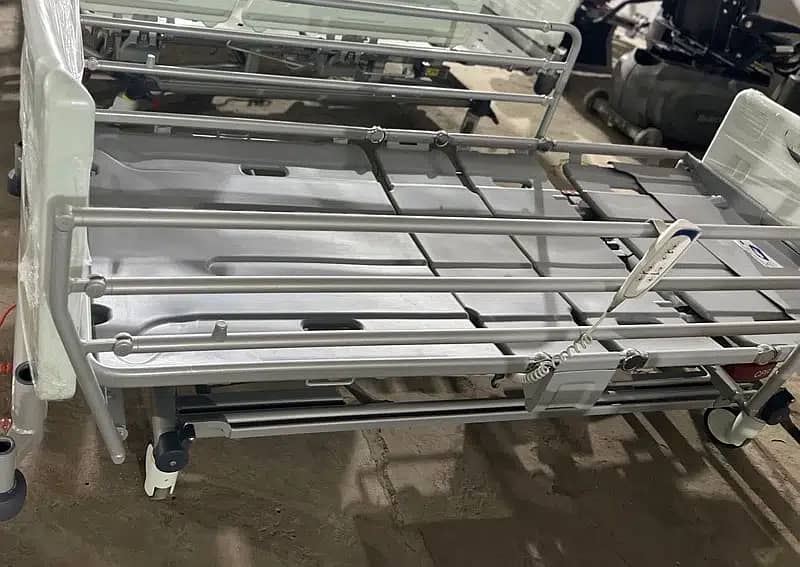 Electric patient bed imported in wholesale price. 2