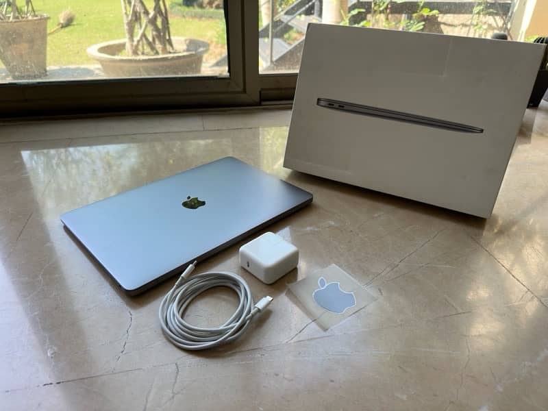 Apple MacBook Air (13-inch)(2020) 1