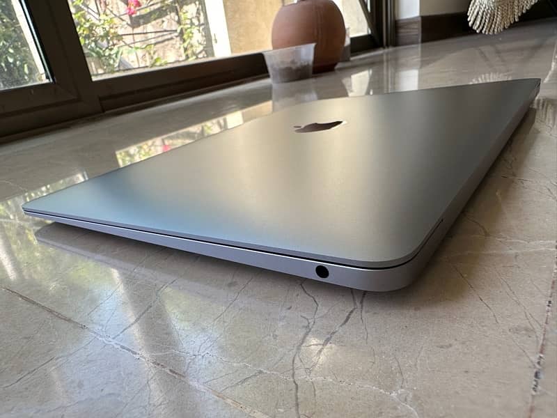 Apple MacBook Air (13-inch)(2020) 4