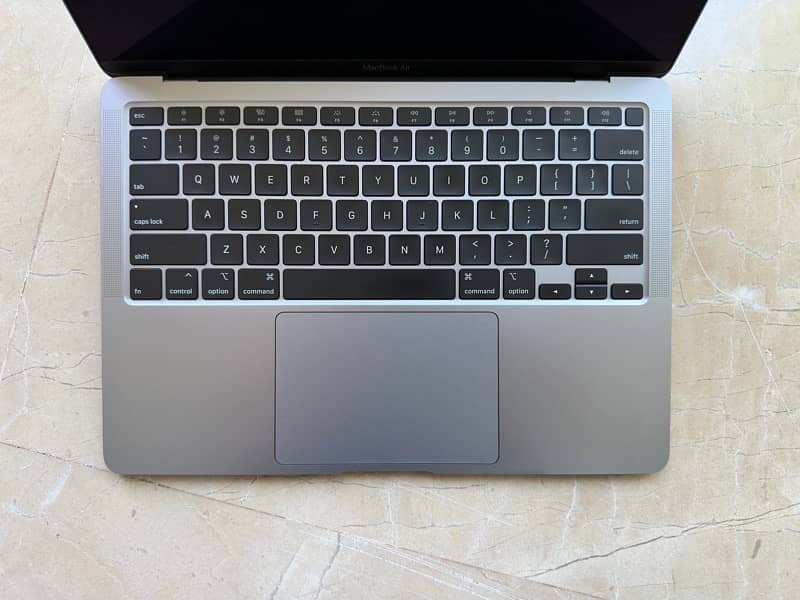 Apple MacBook Air (13-inch)(2020) 8