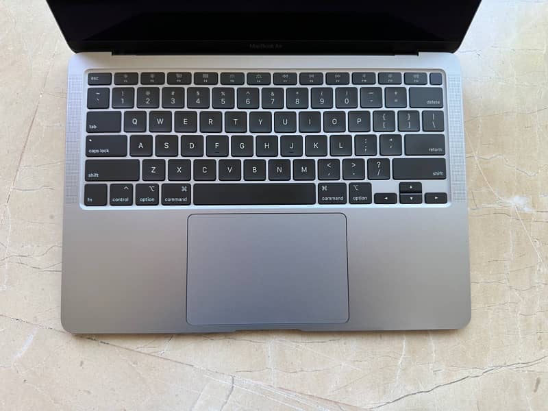 Apple MacBook Air (13-inch)(2020) 10