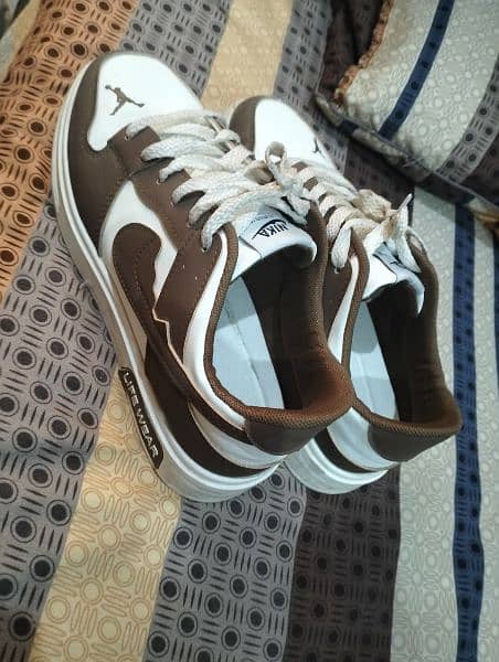 Sneakers shoes condition 10/by 10 Size 41 2