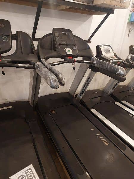 Commercial Treadmills / Running Machine / Eleptical / cycles 14