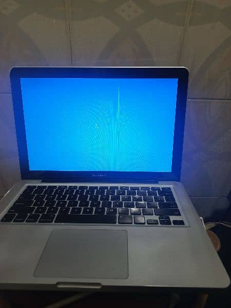 MacBook Pro 2011 4gb ram 500 hdd clean condition(minor line on screen) 6