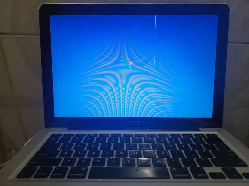 MacBook Pro 2011 4gb ram 500 hdd clean condition(minor line on screen) 7