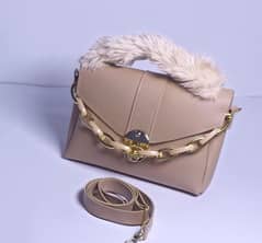 Women’s chunky chain purse with fur