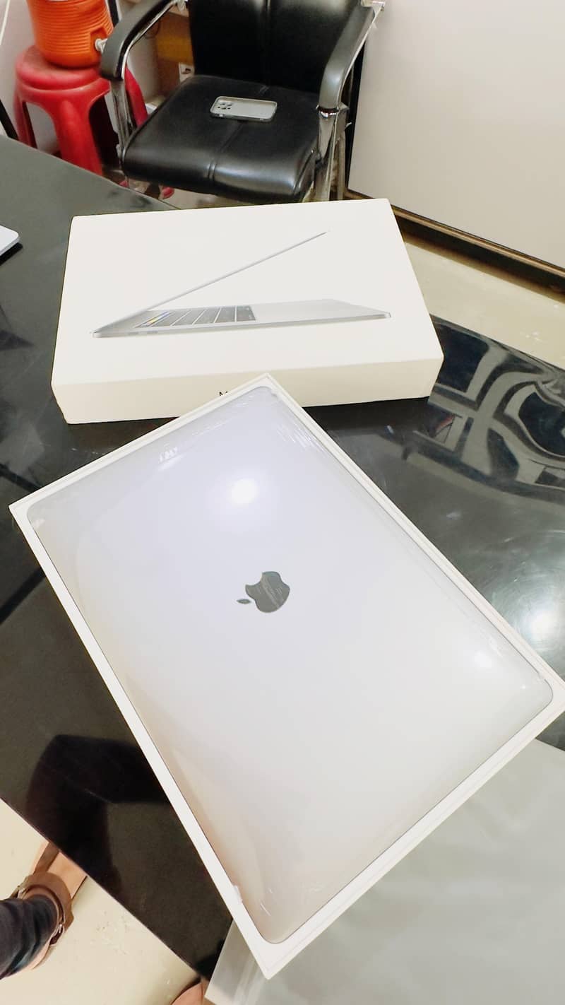 Apple MacBook Pro 2019 15'' with Box (32gb/512gb) 0