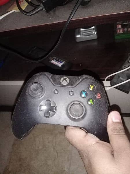 Xbox one 1 tb with GTA 5 cd 3