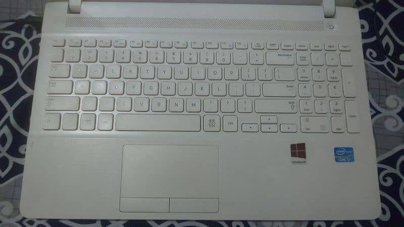 Samsung core i7 2nd generation white laptop 9